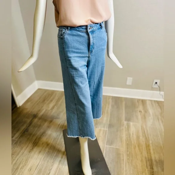 Du Jour Light wash wide leg high waisted jeans. Cropped. Some stretch. - Picture 1 of 6